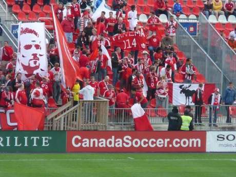 王子公园球场比赛日氛围震撼扩建后上座将再创新高